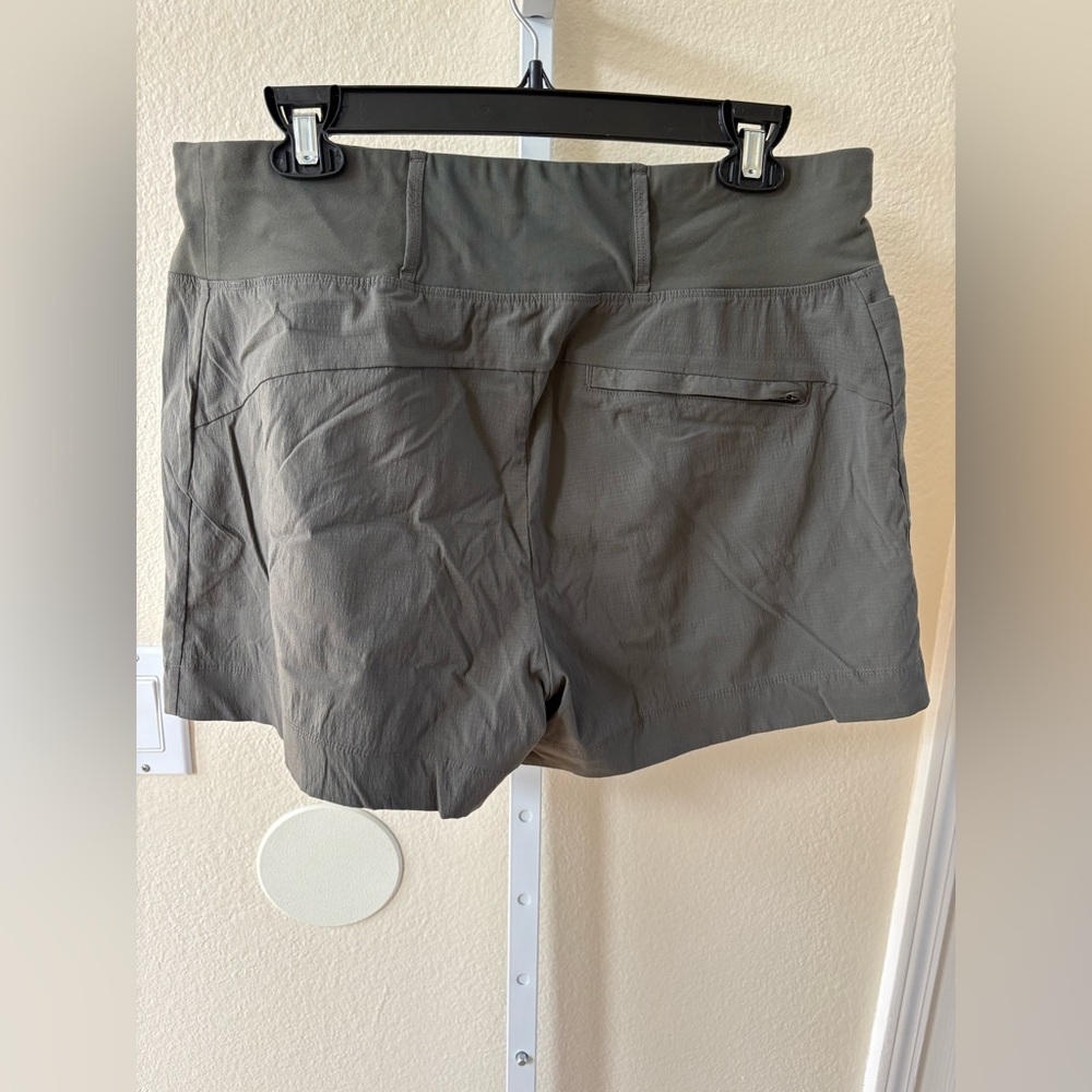 Athleta Trekkie North Short in Mountain Olive - Size 12 - Picture 8 of 9